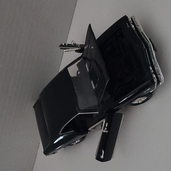 🚗 1:24 scale diecast Chevelle & Charger Welly & Universal Stuios - Picture 6 of 13